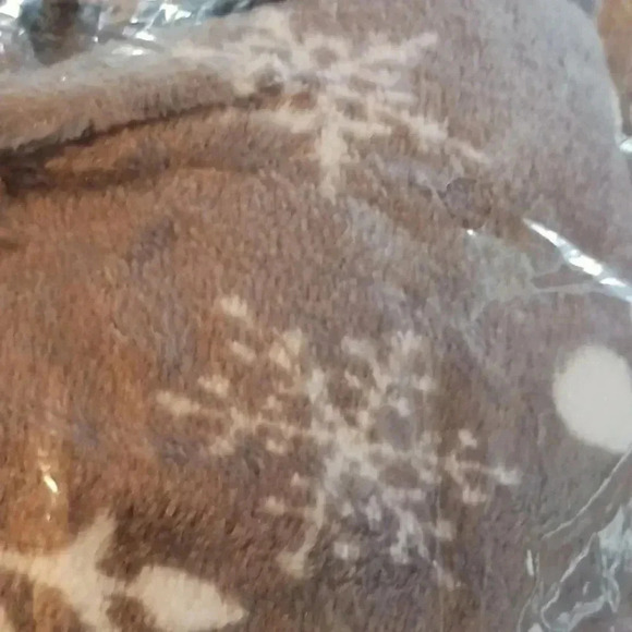 50×80 ..NWT Snowball blanket.. - Picture 3 of 3